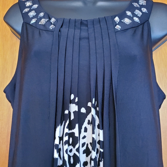 Dressbarn beautiful flowy pattern dress (10) - Picture 3 of 8